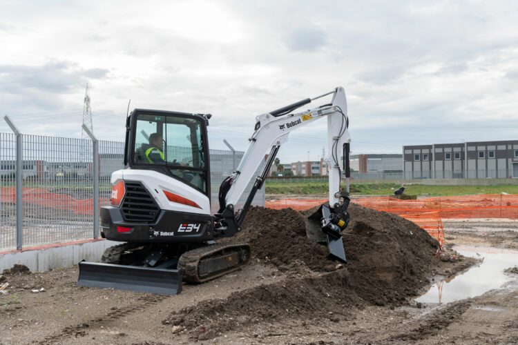 Minibagger Bobcat E34 im Baueinsatz