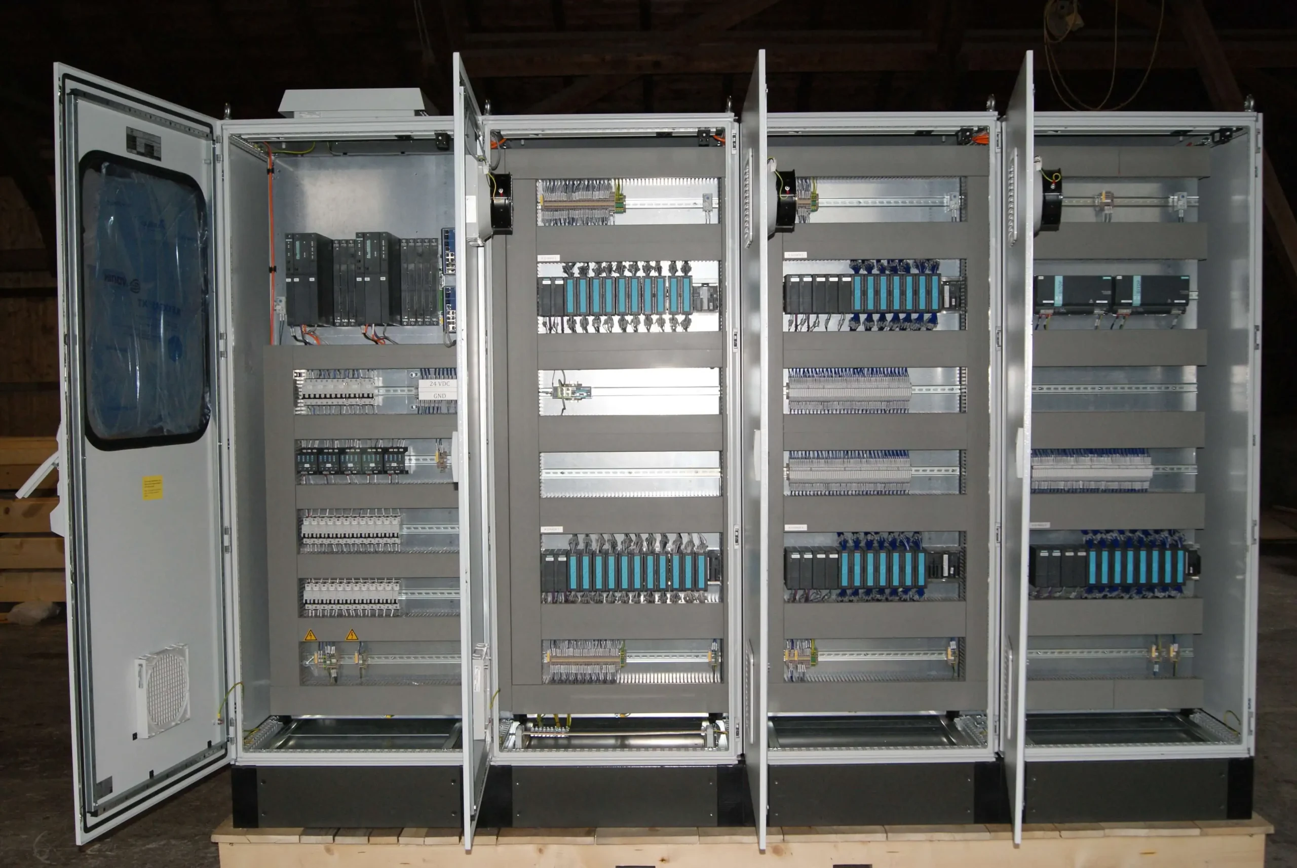 Schaltschrankbau bei Leuchtenmüller Elektronik