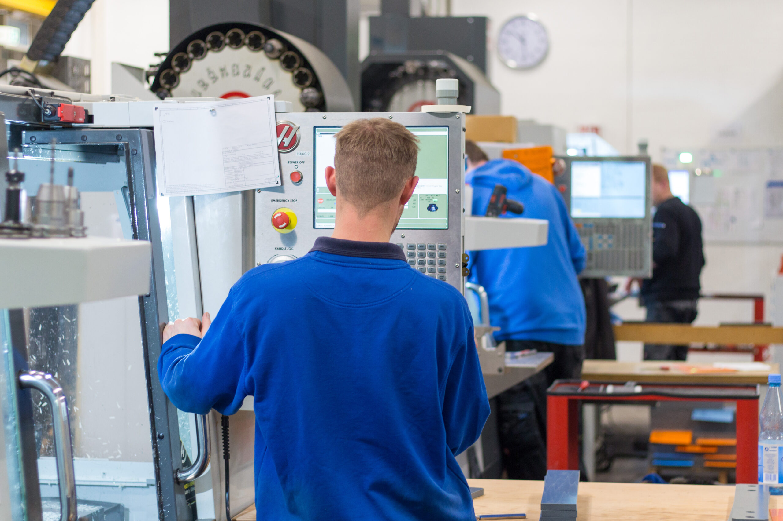 Maschinenpark für Kunststoff- und Aluminiumzerspanung