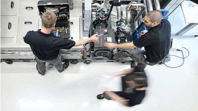 Techniker bei präventiver Wartung von Induktionsanlagen