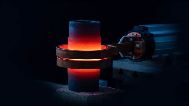 Induktionsspule mit glühendem Metallzylinder