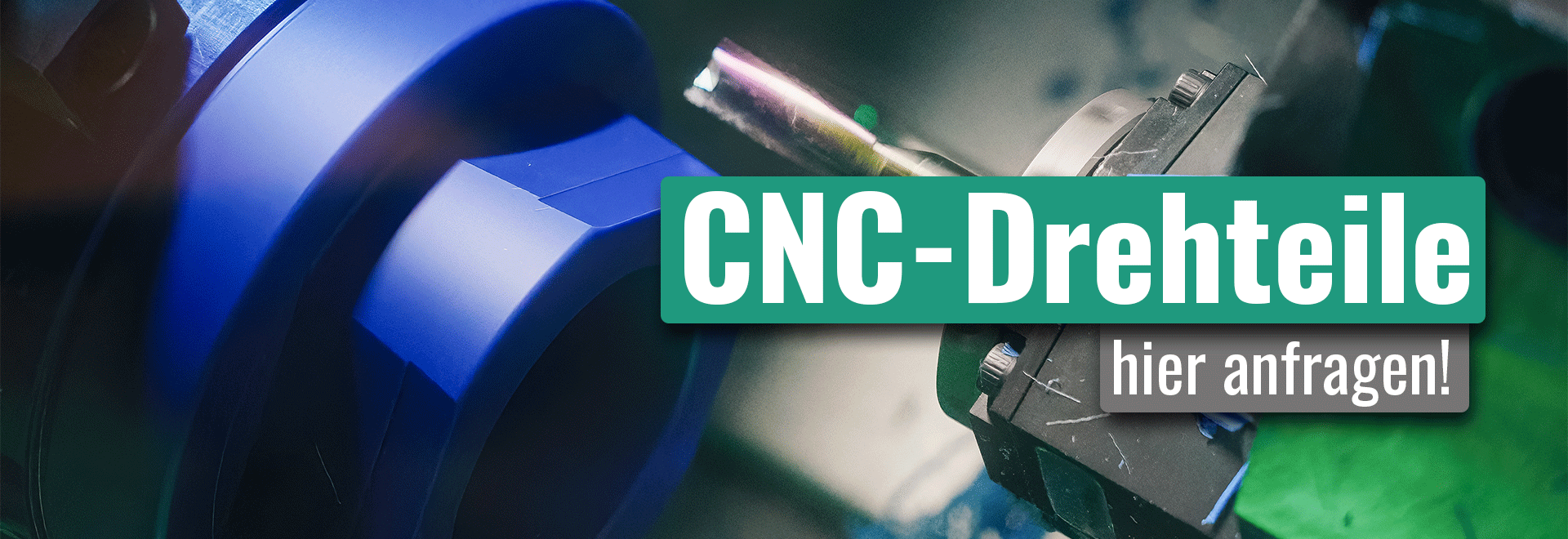 CNC-Drehmaschine bei der Bearbeitung eines blauen Kunststoff-Werkstücks