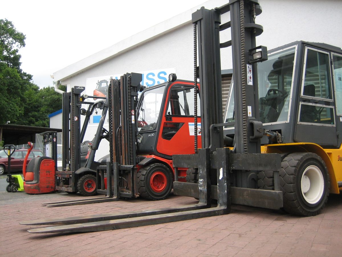 Unsere Gabelstapler & Containerautos