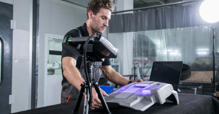 3D-Scan-Vorgang mit Mitarbeiter