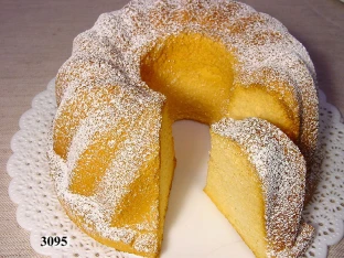 Napfkuchen angeschnitten mit Stück