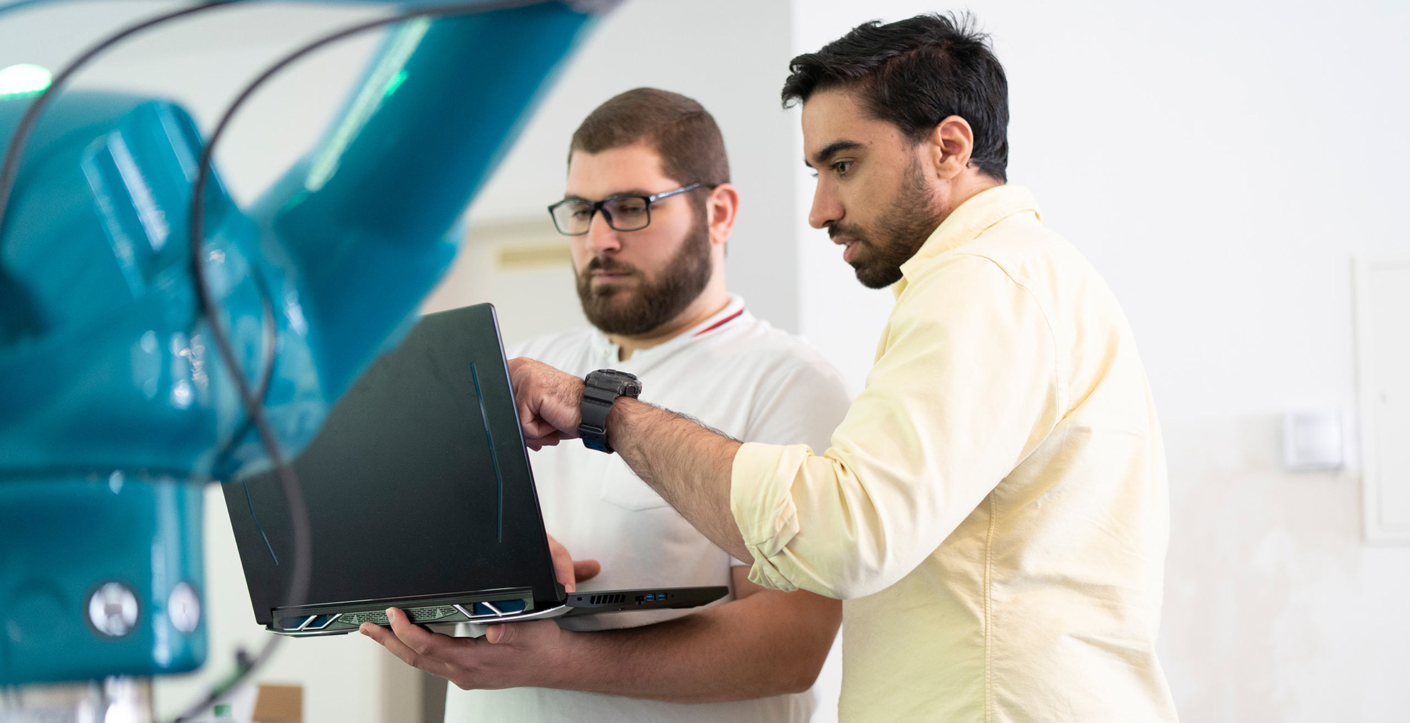 Team bei der Arbeit an KI-Modulen für Robotik
