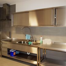 Einrichtungen für Labore und Großküchen