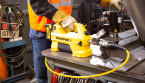 Enerpac Akkupumpe und Hydraulikzylinder