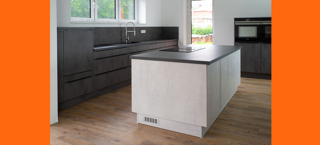 Küche Gravi (Inselküche mit Beton-Dekor)