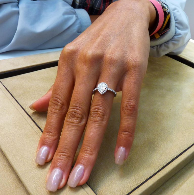 Jewellery piece with diamonds