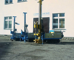 Produktpalette vor der ehemaligen Produktionshalle in Niedersachswerfen (1998)