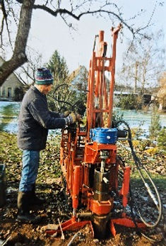 Gründergeneration beim Einsatz des ersten Bohrgeräts (1993)