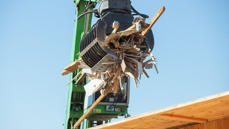 Kranklaue bei der Dekonstruktion und Rückgewinnung von Holz