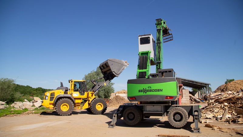 Lader und Materialtransporter im Einsatz auf dem Betriebshof
