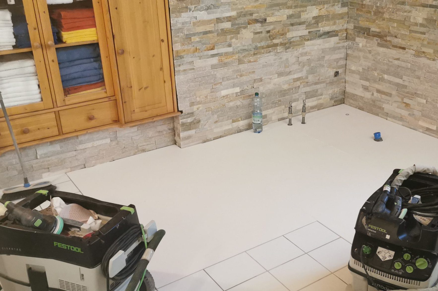 Waschtisch/Dusche aus Mineralwerkstoff