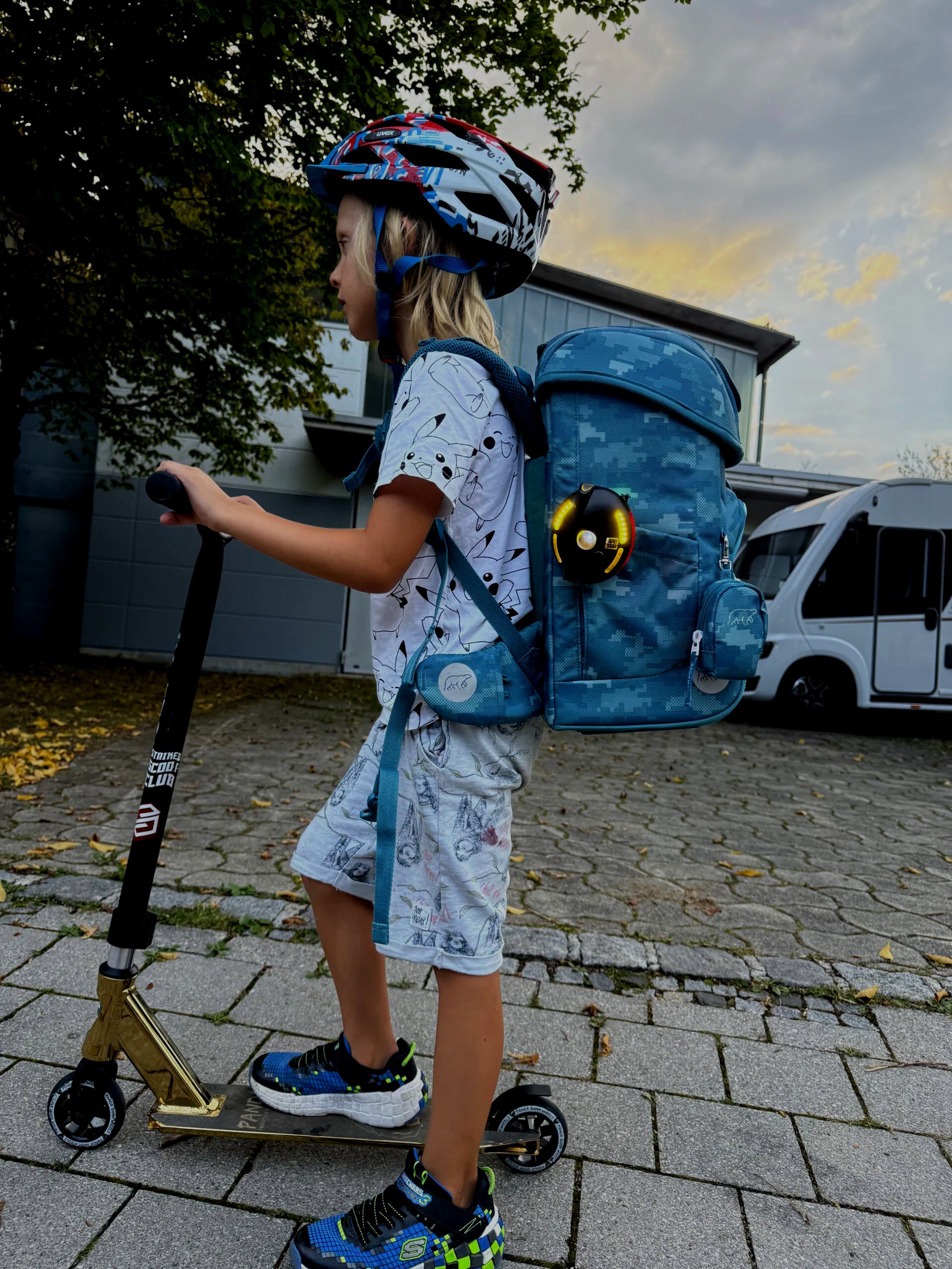Schulkind mit SIDEWATCH in der Dämmerung