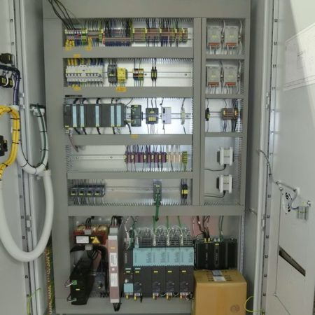 Schaltschrank mit Klemmen, Schaltern und Relais
