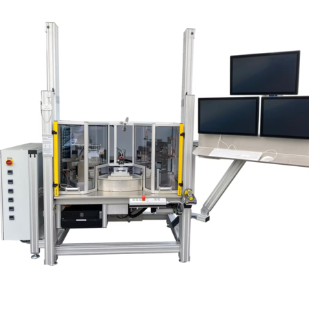 Prüfmaschine mit Steuerungstafel und Monitoren