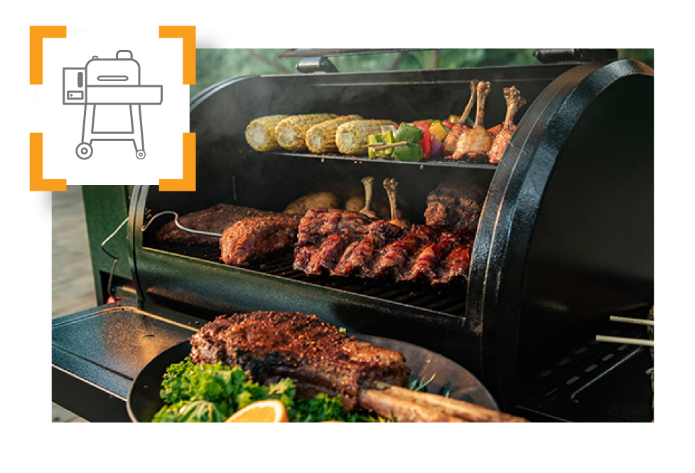 Grill mit Fleisch, Mais und Gemüse