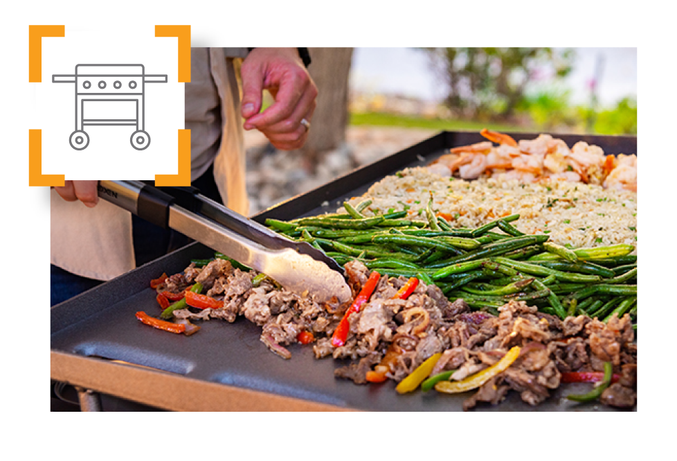 Flat-Top-Griddle mit Gemüse, Fleisch und Garnelen