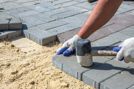 Verlegung von Betonwerkstein im Garten- und Landschaftsbau