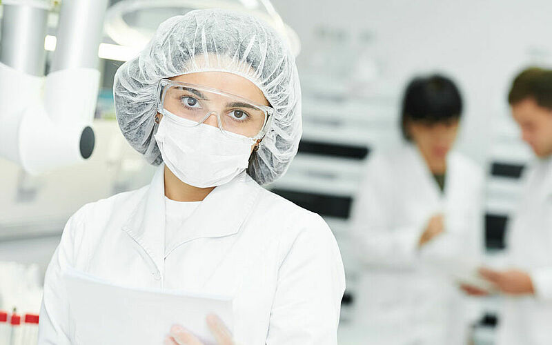 Produktion unter Reinraumbedingungen