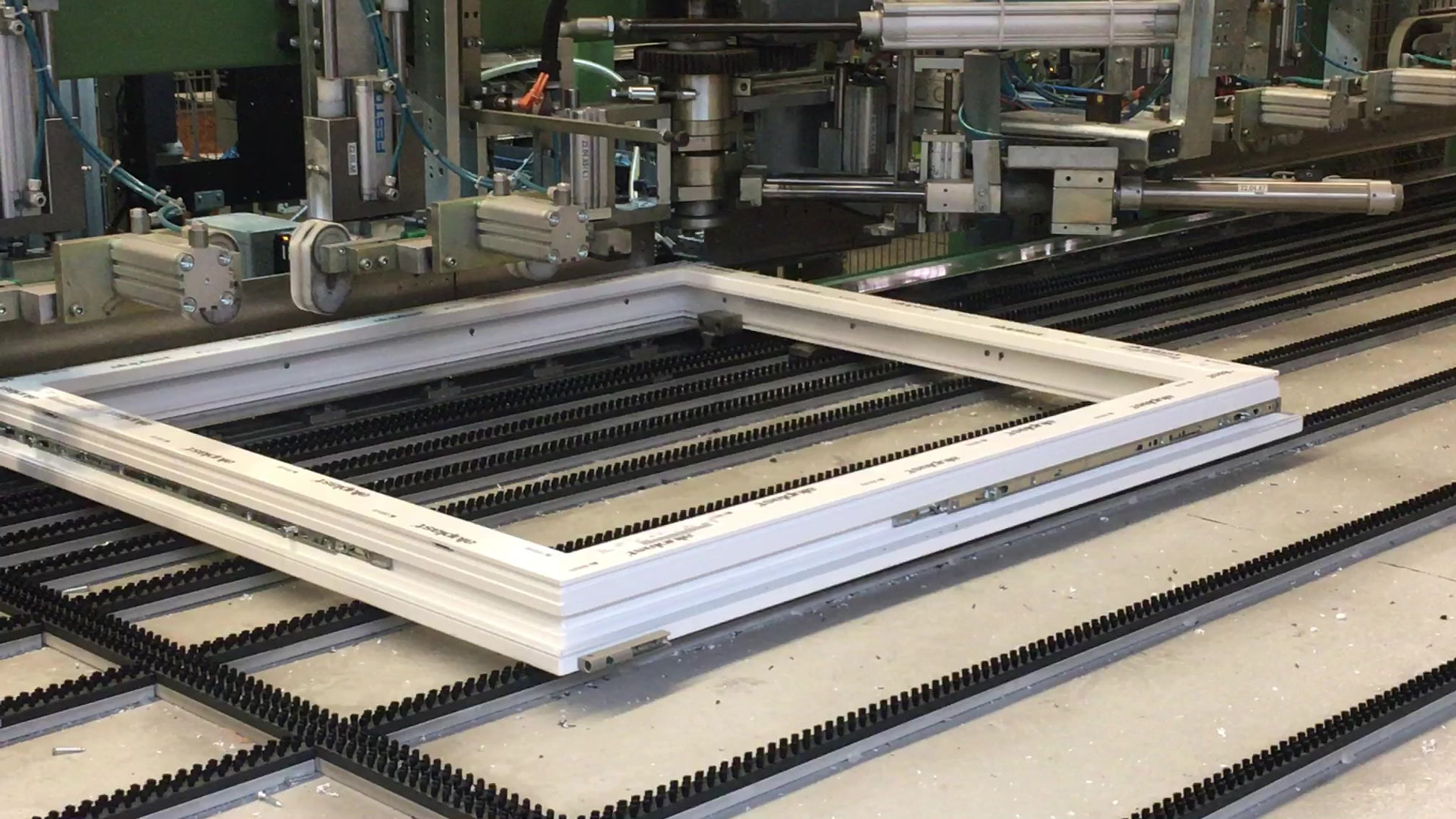 Fensterbaumaschine für PVC-Fensterproduktion