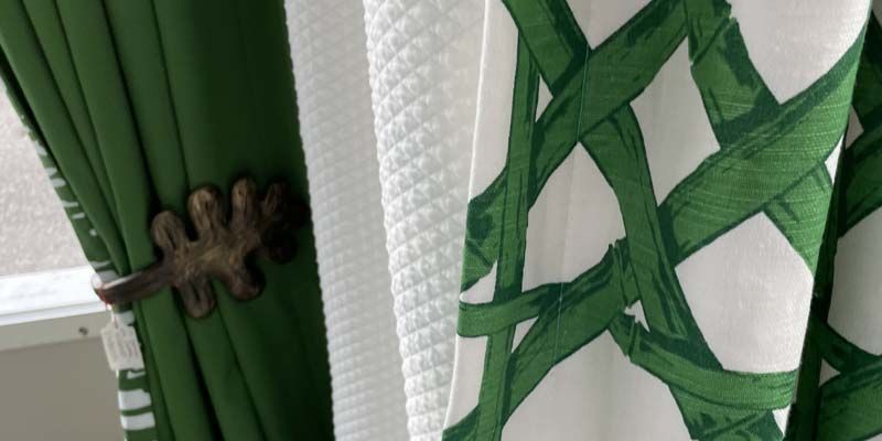 Vorhänge in der Schaufenster-Vitrine