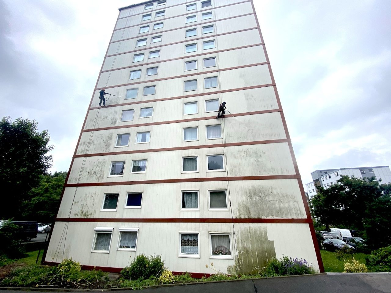 Fassadenreinigung an einem zwölfstöckigen Hochhaus per Seiltechnik