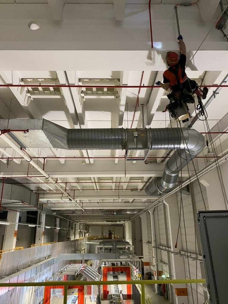 Installation eines Rauchansaugsystems (RAS) unter einer 10-m-Hallendecke