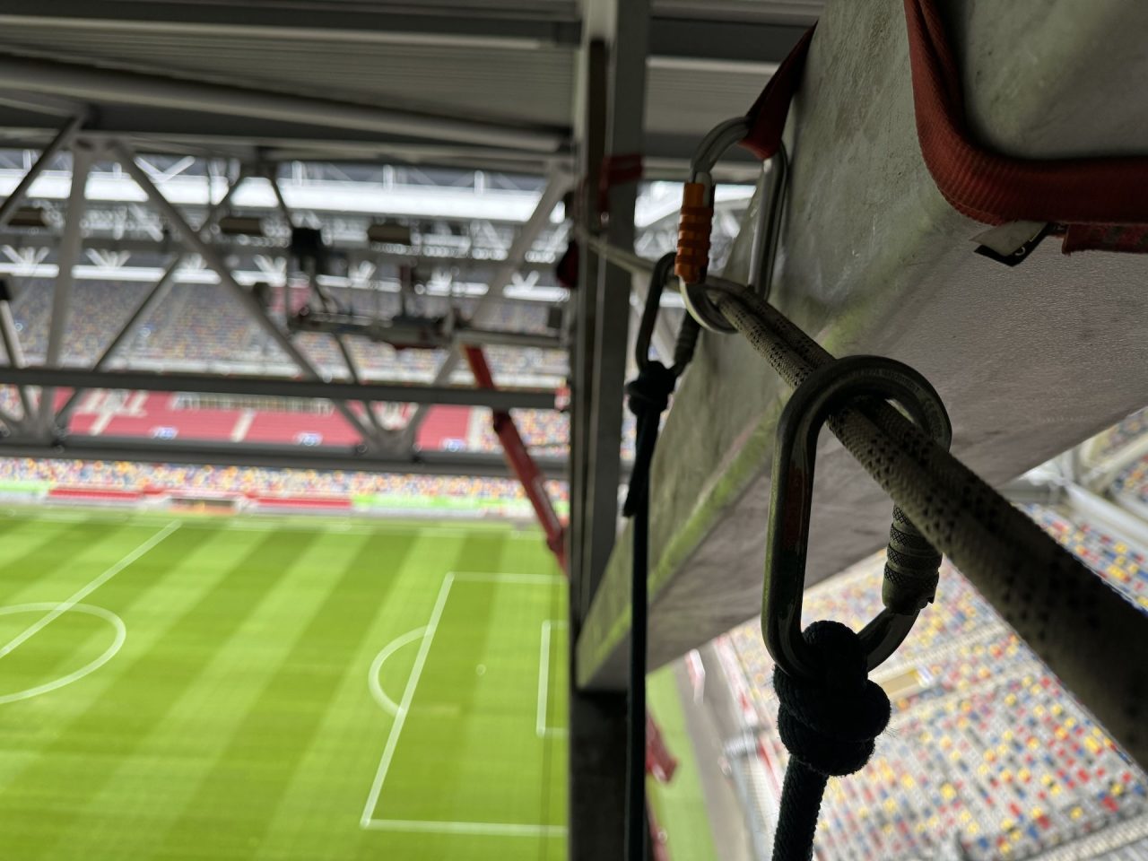 Lifeline an Stahlträger im Stadiondach