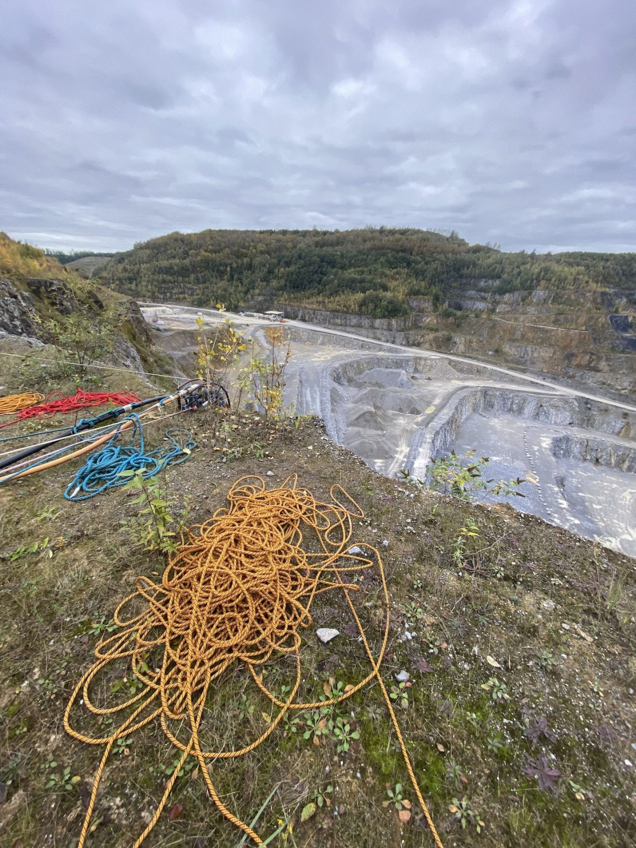 Kabelverlegung an einer 100 Meter tiefen Steinbruchwand