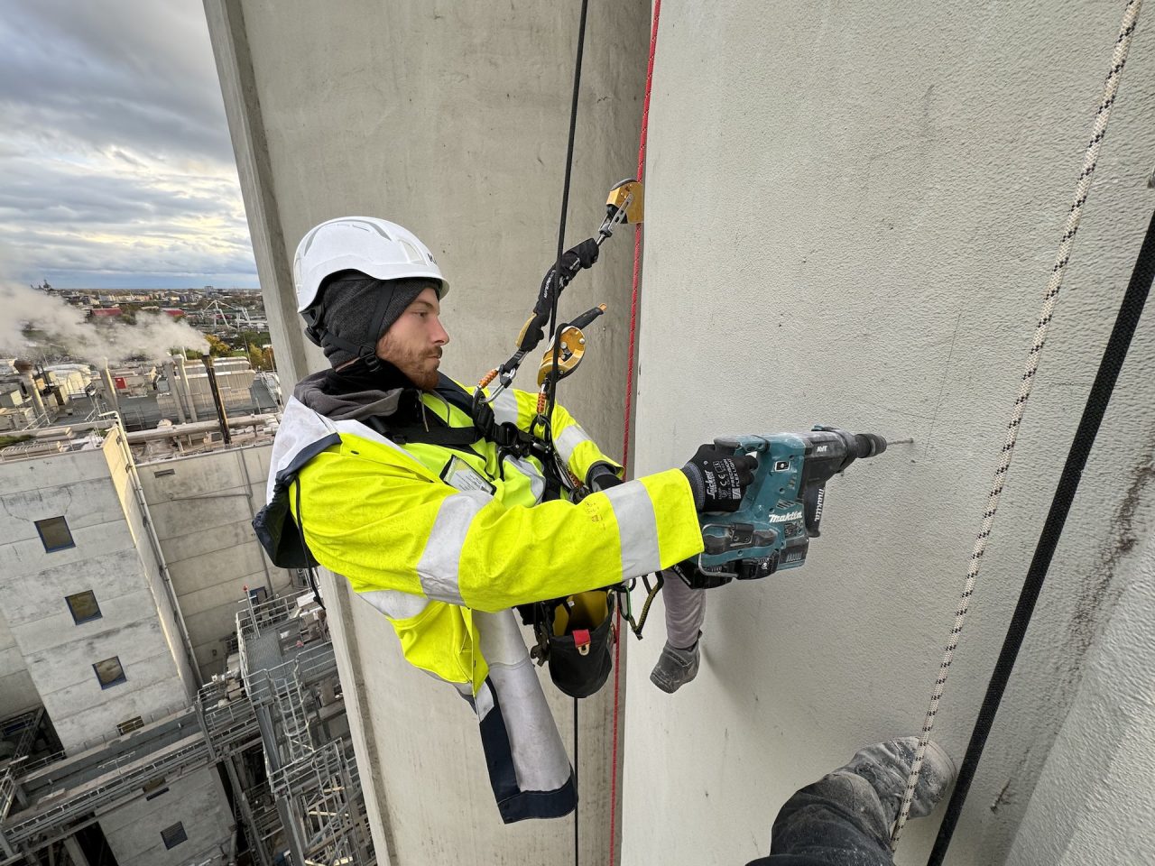 Bohrarbeiten an der Betonwand eines Silos