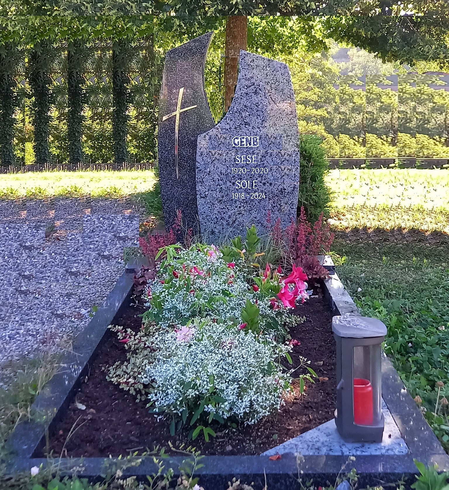 Zweiteiliges Grabmal mit Kreuz