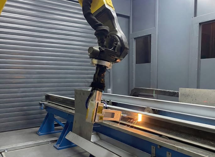 Robotergestützte Laserreinigung von Skids