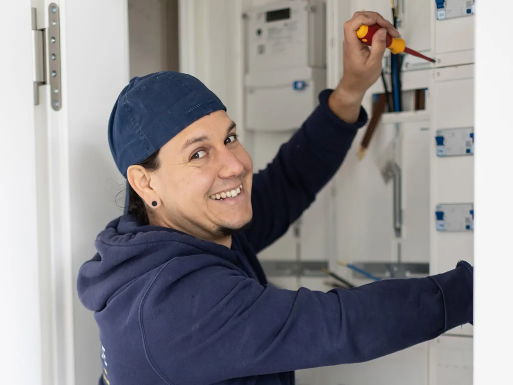 Elektrotechnische Installation am Sicherungskasten