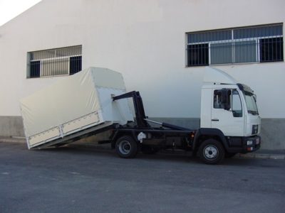 Transportpritsche mit Plane