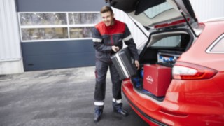 Linde Servicetechniker beim Kunden vor Ort