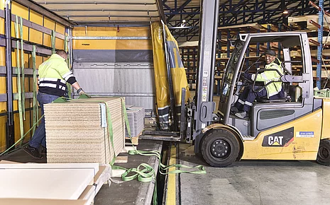 Logistik: Stapler mit LKW-Beladung
