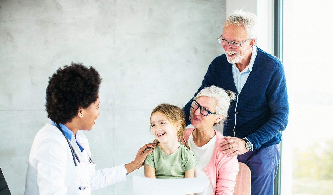 Ärztin im Gespräch mit Patientenfamilie