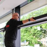 Monteur bei Schiebetürinstallation im Rettungsweg