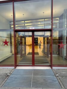 Nachgerüstete automatische Schiebetüranlage, farblich an die Fassade angepasst