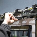 Reparatur der Installationseinheit einer kraftbetätigten Tür