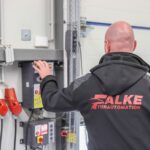 Servicetechniker bei Prüfung einer Türanlage