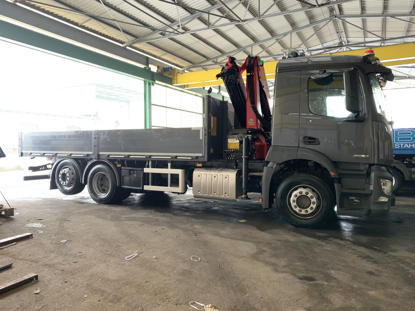 LKW mit Ladekran in der Halle