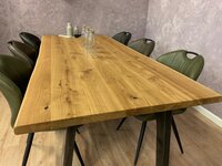 Tisch mit Baumkante