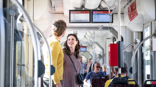 Fahrgäste in einer Strassenbahn