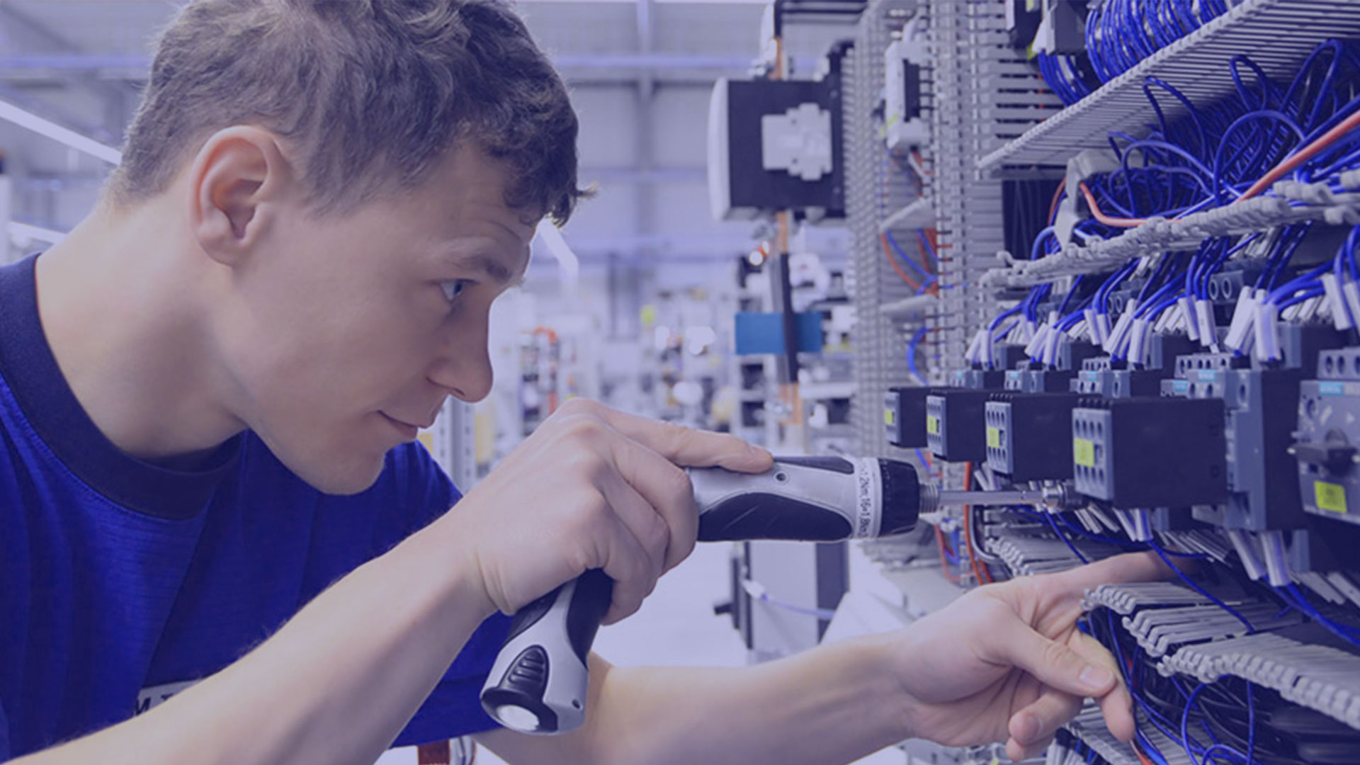 Elektrotechniker bei der Installation