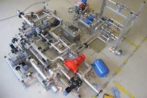 Teilautomatisierte Lecktest- und Montageanlage für Motoren-Kurbelgehäuse