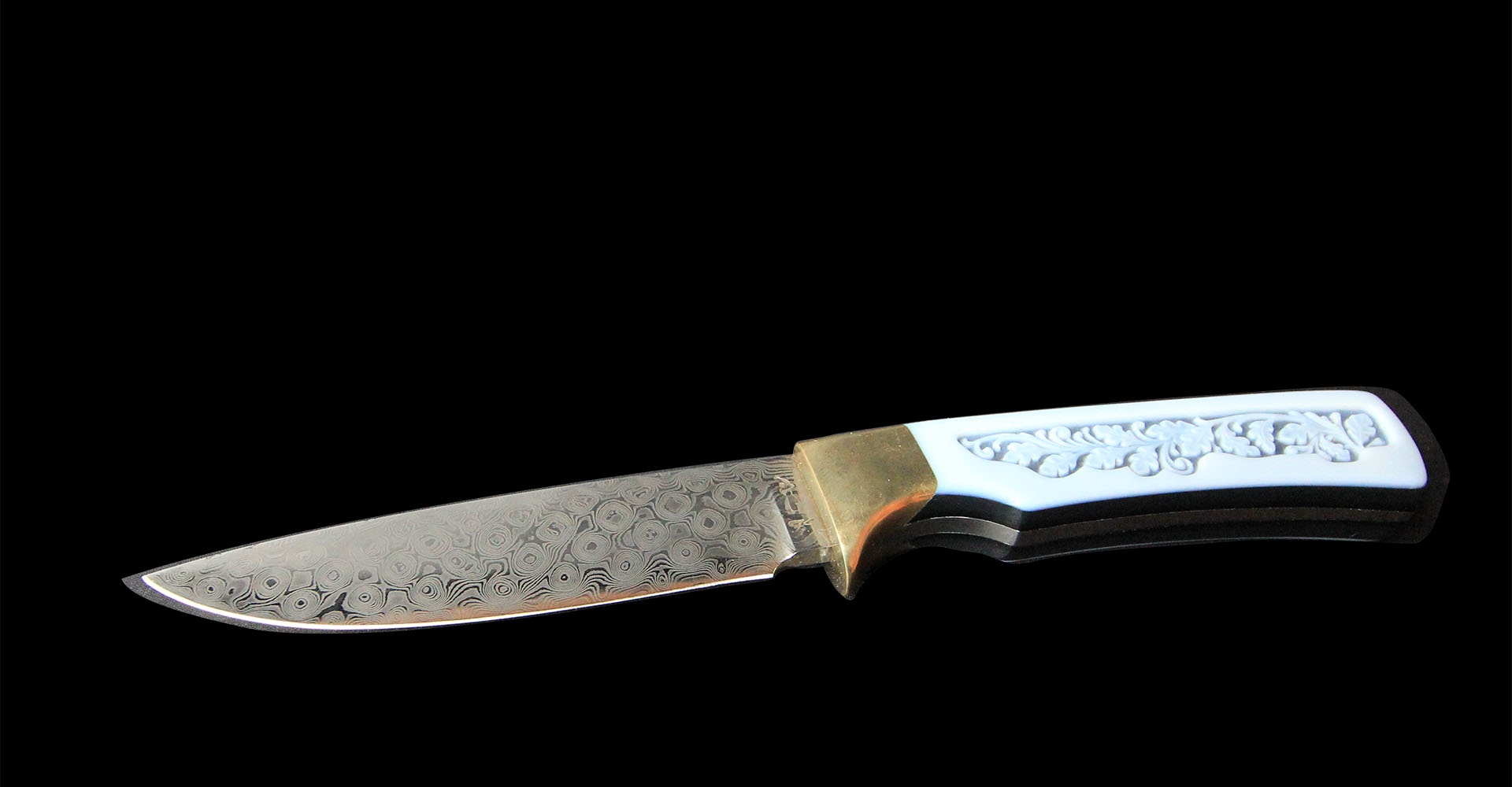 Knife in rose damascus with oak leaf motif